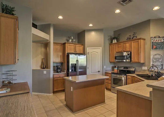 Pet-friendly W/ Patio & Mountain Views Tucson